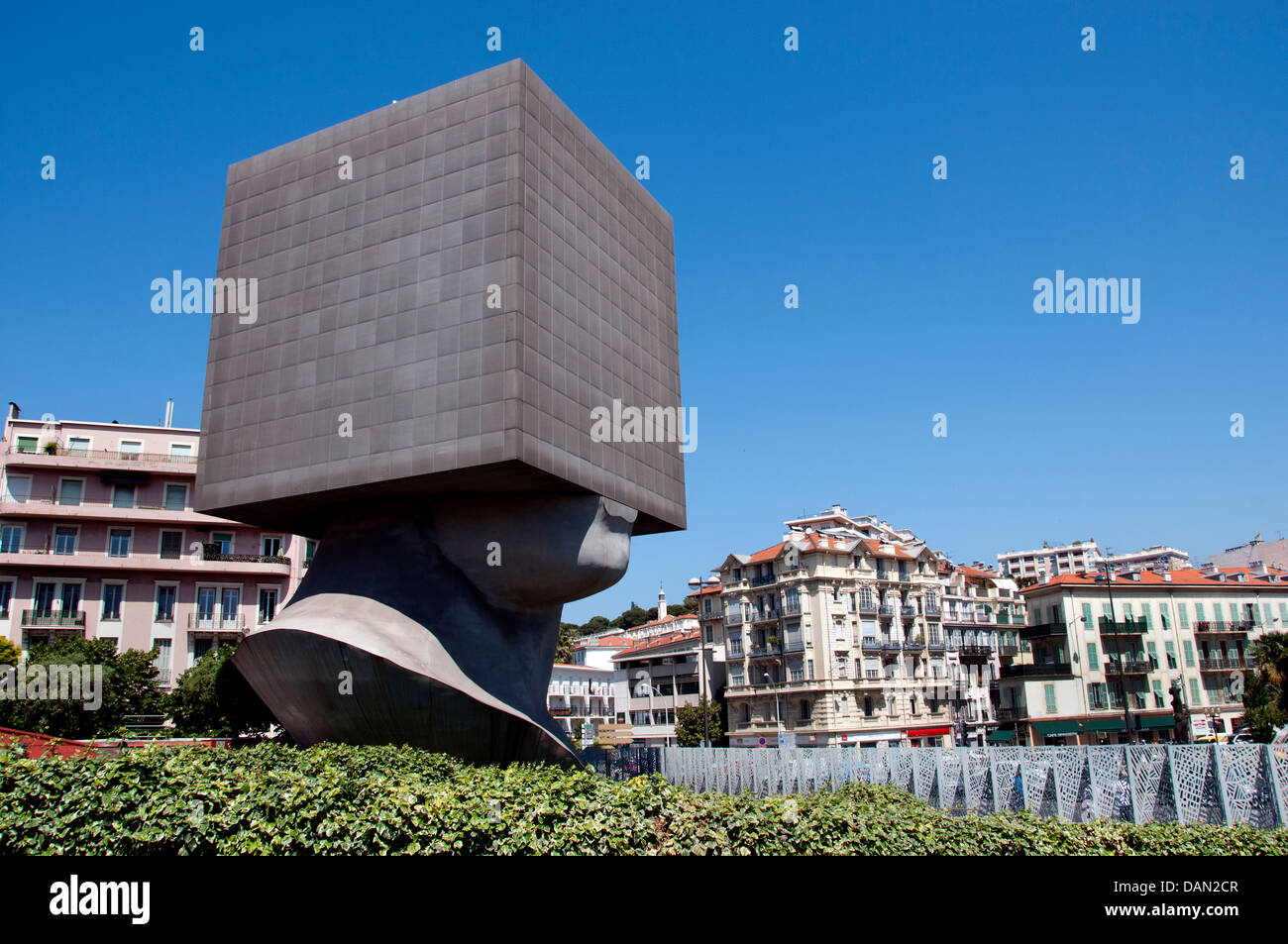 Museo d Arte Moderna e Contemporanea Jardin Maréchal Juin testata la Tête Carrée de Sosno 30m scultura Sacha Sosno Nizza Francia Foto Stock