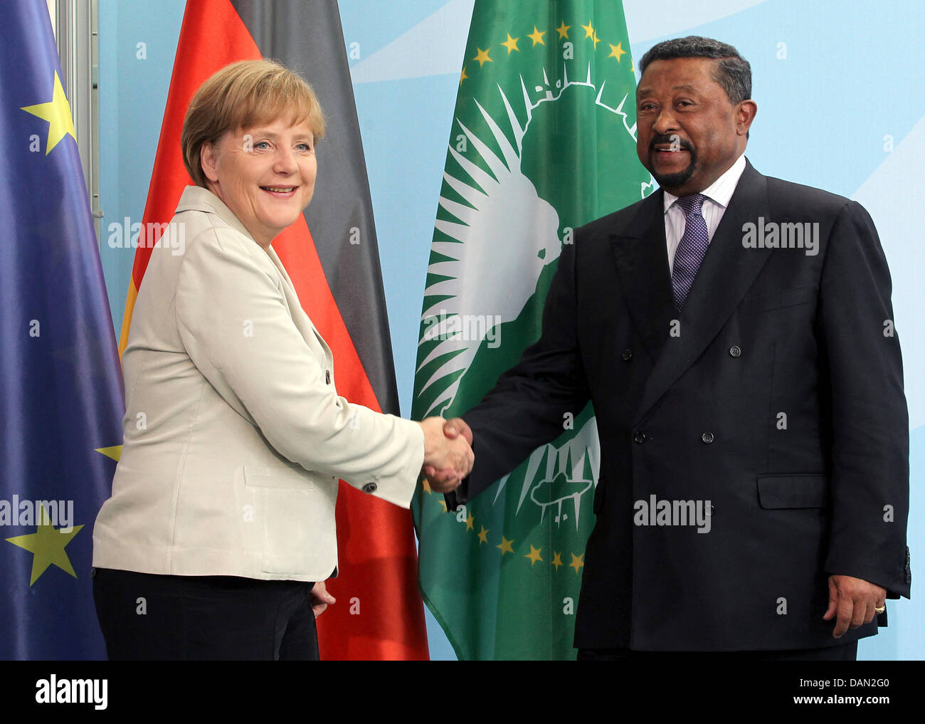 Il cancelliere tedesco Angela Merkel (L) e il Presidente della Commissione dell Unione Africana, Jean Ping agitare le mani alla cancelleria a Berlino, Germania, 05 luglio 2011. Il Ping è stata accolta con gli onori militari. Foto: Wolfgang Kumm Foto Stock