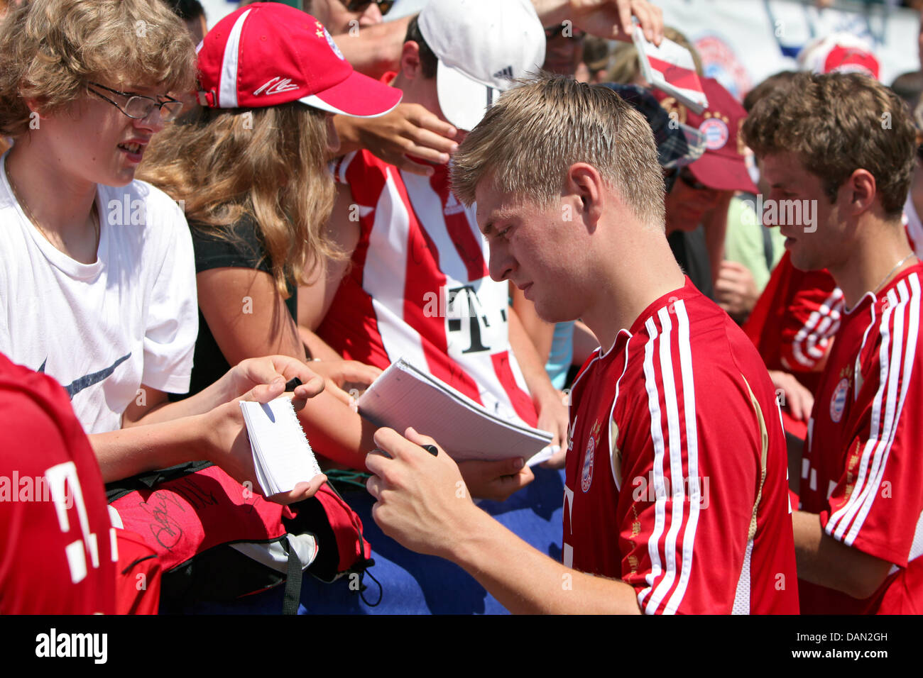 FC Bayern Monaco di Baviera Toni Kroos (2A a R) e Thomas Mueller (R) firmare autografi dopo una sessione di pratica in Arco, Italia, 05 luglio 2011. Dal 03 al 09 luglio, la Bundesliga club di calcio rimane in riva al lago di Garda per un campo di addestramento. Foto: Daniel Karmann Foto Stock