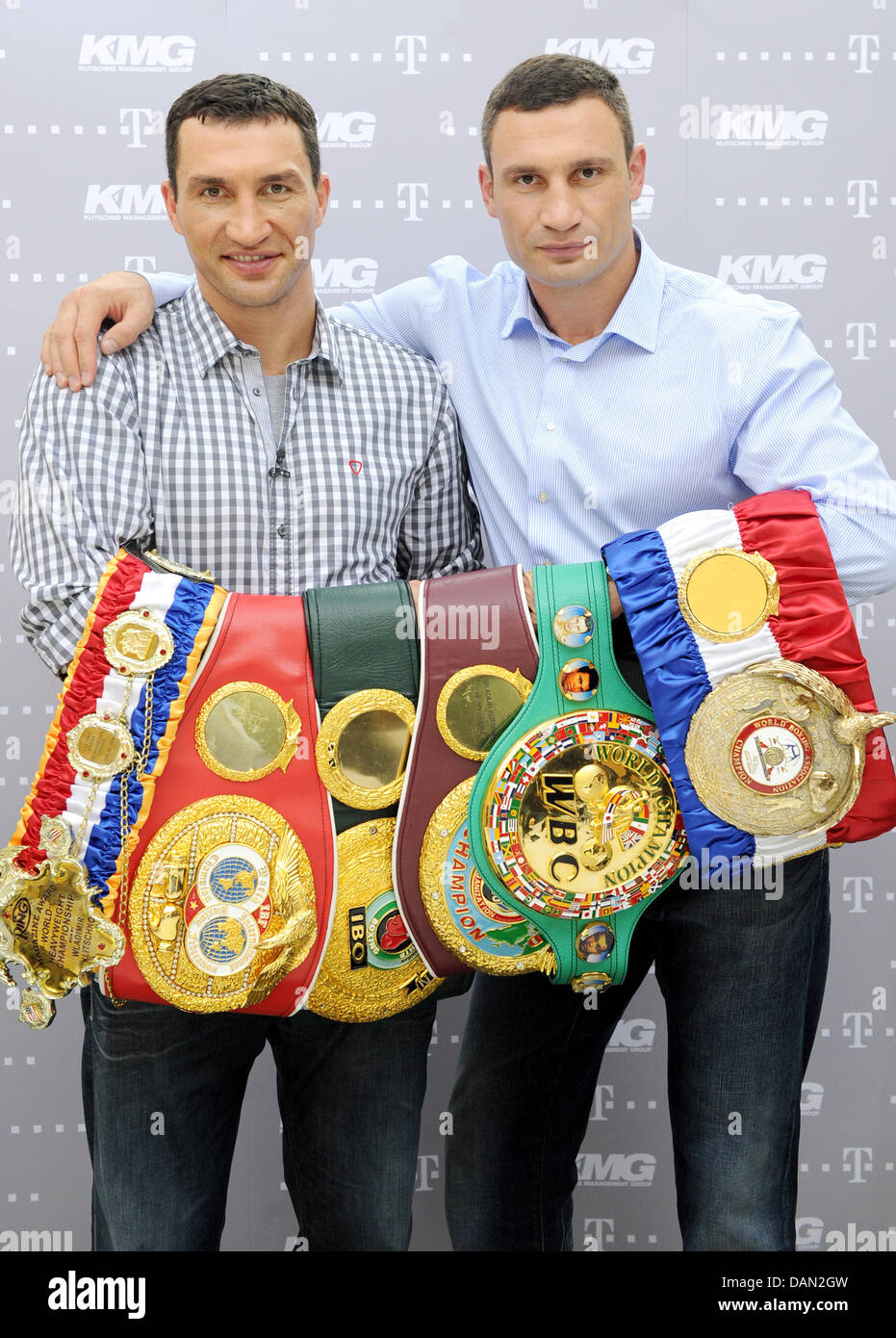 Ucraino heavyweight boxers Wladimir (L) e Vitali Klitschko presente il loro campionato mondiale le cinghie dopo una video conferenza stampa in un hotel di Amburgo, Germania, 05 luglio 2011. La video conferenza stampa ha avuto luogo in sei città tedesche allo stesso tempo. Wladimir è la WBA, WBO e IBF Campione del Mondo Vitali è WBC campione. Foto: CHRISTIAN CHARISIUS Foto Stock