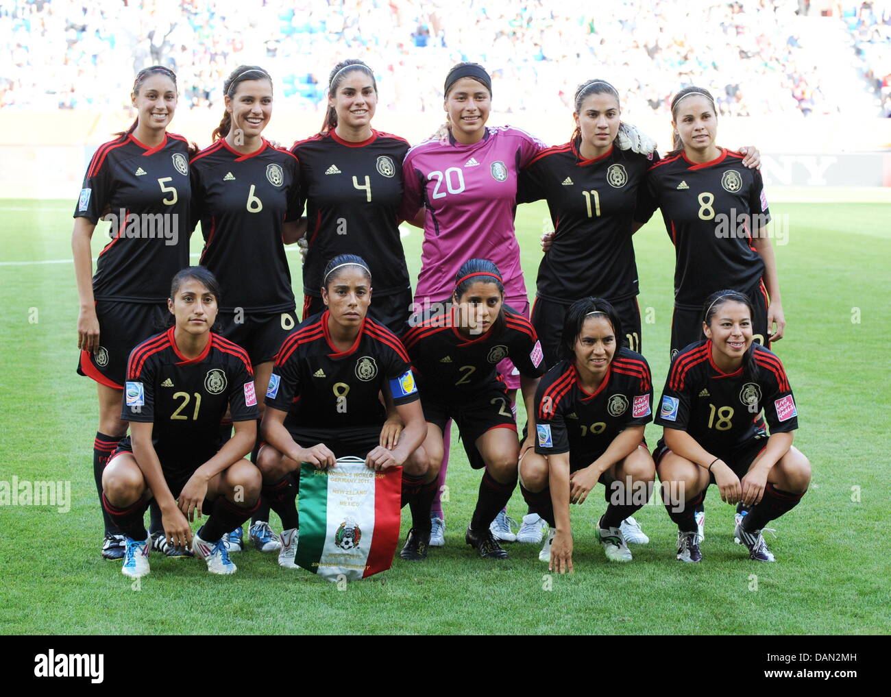 La linea di partenza-up del Messico pone per la foto di gruppo prima che il gruppo B corrisponde la Nuova Zelanda contro il Messico di FIFA Coppa del Mondo Donne torneo di calcio alla Rhein Neckar Arena a Sinsheim, Germania, 05 luglio 2011. (Bancata posteriore l-r) Natalie Vinti, Natalie Garcia, Alina Garciamendez , Cecilia Santiago, Nayeli Rangel, Guadalupe Worbis, (prima fila l-r) Stephany sindaco, Maribel Dominguez, Foto Stock