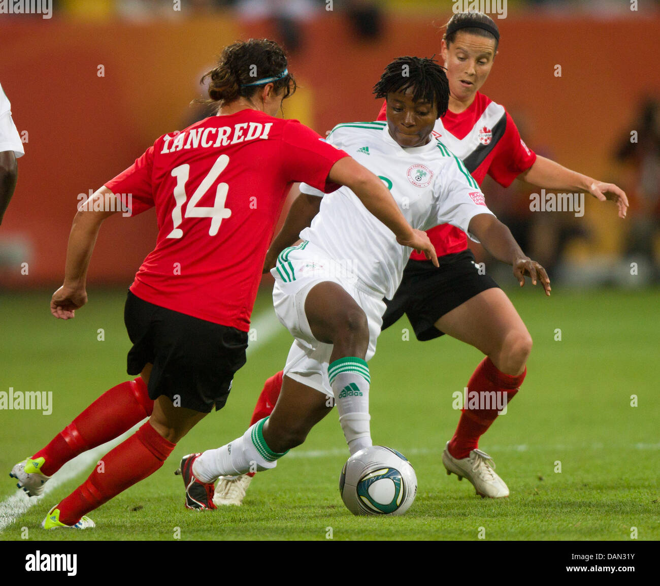 Ebere Orji (C) della Nigeria e Melissa Tancredi (L) del Canada in lotta per la palla durante il Gruppo un match Canada Nigeria contro l'Inghilterra di FIFA Coppa del Mondo Femminile torneo di calcio a: Stadio Rudolf Harbig a Dresda, Germania, 05 luglio 2011. Foto: Jens Wolf dpa/LSN +++(c) dpa - Bildfunk+++ Foto Stock