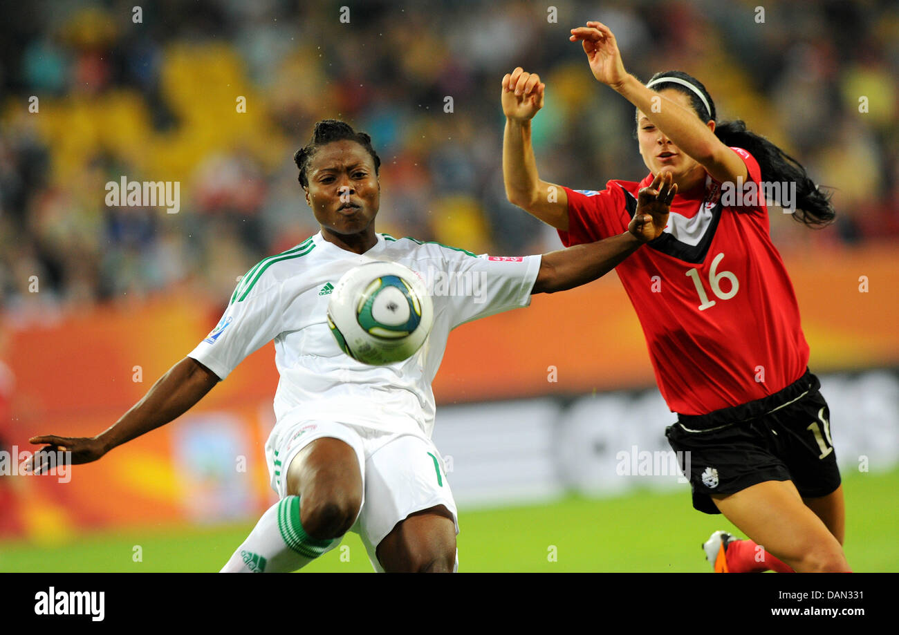 Jonelle Filigno (r) del Canada e della fede Ikidi della Nigeria lotta per la palla durante il gruppo a una partita in Canada contro la Nigeria di FIFA Coppa del Mondo Femminile torneo di calcio a: Stadio Rudolf Harbig a Dresda, Germania, 05 luglio 2011. Foto: Thomas Eisenhuth dpa/LSN +++(c) dpa - Bildfunk+++ Foto Stock