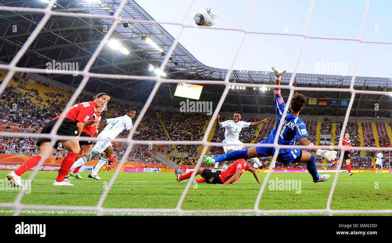 Il portiere Karina LeBlanc del Canada (C-R) salva il colpo da Ebere Orji (C) della Nigeria durante il gruppo a una partita in Canada contro la Nigeria di FIFA Coppa del Mondo Femminile torneo di calcio a: Stadio Rudolf Harbig a Dresda, Germania, 05 luglio 2011. Foto: Thomas Eisenhuth dpa/LSN +++(c) dpa - Bildfunk+++ Foto Stock