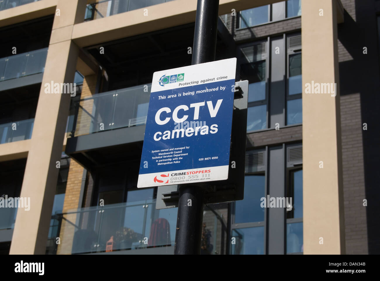 Telecamere TVCC un segnale di avviso nella parte anteriore di un moderno blocco di appartamenti a Wandsworth, a sud-ovest di Londra - Inghilterra Foto Stock