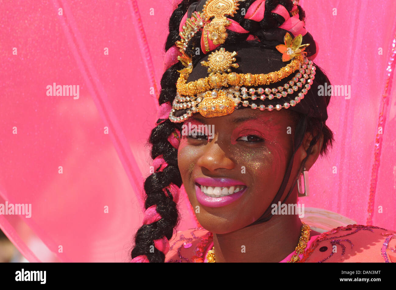 Ritratto di un carnevale danzatrice presso il Palazzo di Hampton Court Flower Show 2013,Richmond Upon Thames,Greater London Regno Unito Foto Stock