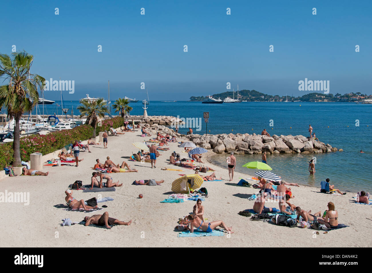 Porto spiaggia di Cap d'Ail Francia nei pressi di Monaco Costa Azzurra Costa Azzurra Foto Stock