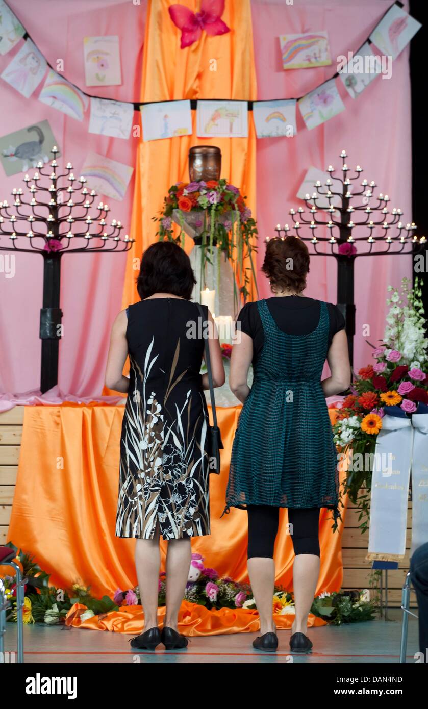 Due donne deporre fiori al Memoriale di servizio per Mary-Jane in Zella-Mehlis, Germania, 07 luglio 2011. Il 24 giugno 2011, i sette anni non ha fatto ritorno da scuola. Gli escursionisti ha trovato il suo corpo morto in un torrente nella foresta. Per motivi di indagine, la polizia non sono ancora note le cause del decesso. Foto: Martin Schutt Foto Stock