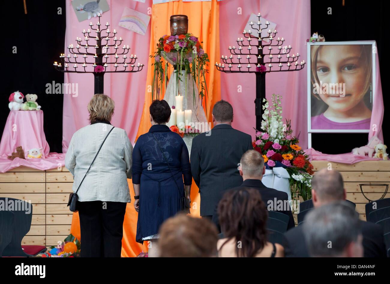 Tre donne piangono davanti ad un'immagine di Mary-Jane presso il memoriale di servizio per la ragazza morta in Zella-Mehlis, Germania, 07 luglio 2011. Il 24 giugno 2011, i sette anni non ha fatto ritorno da scuola. Gli escursionisti ha trovato il suo corpo morto in un torrente nella foresta. Per motivi di indagine, la polizia non sono ancora note le cause del decesso. Foto: Martin Schutt Foto Stock