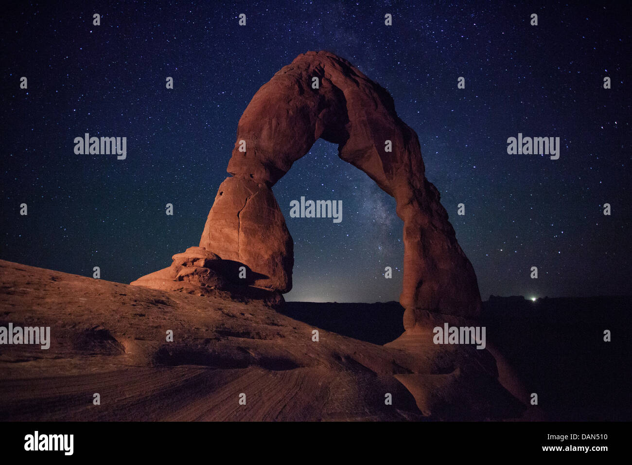 Stati Uniti d'America, Utah, Moab Arches National Park, Delicate Arch e la Via Lattea Foto Stock