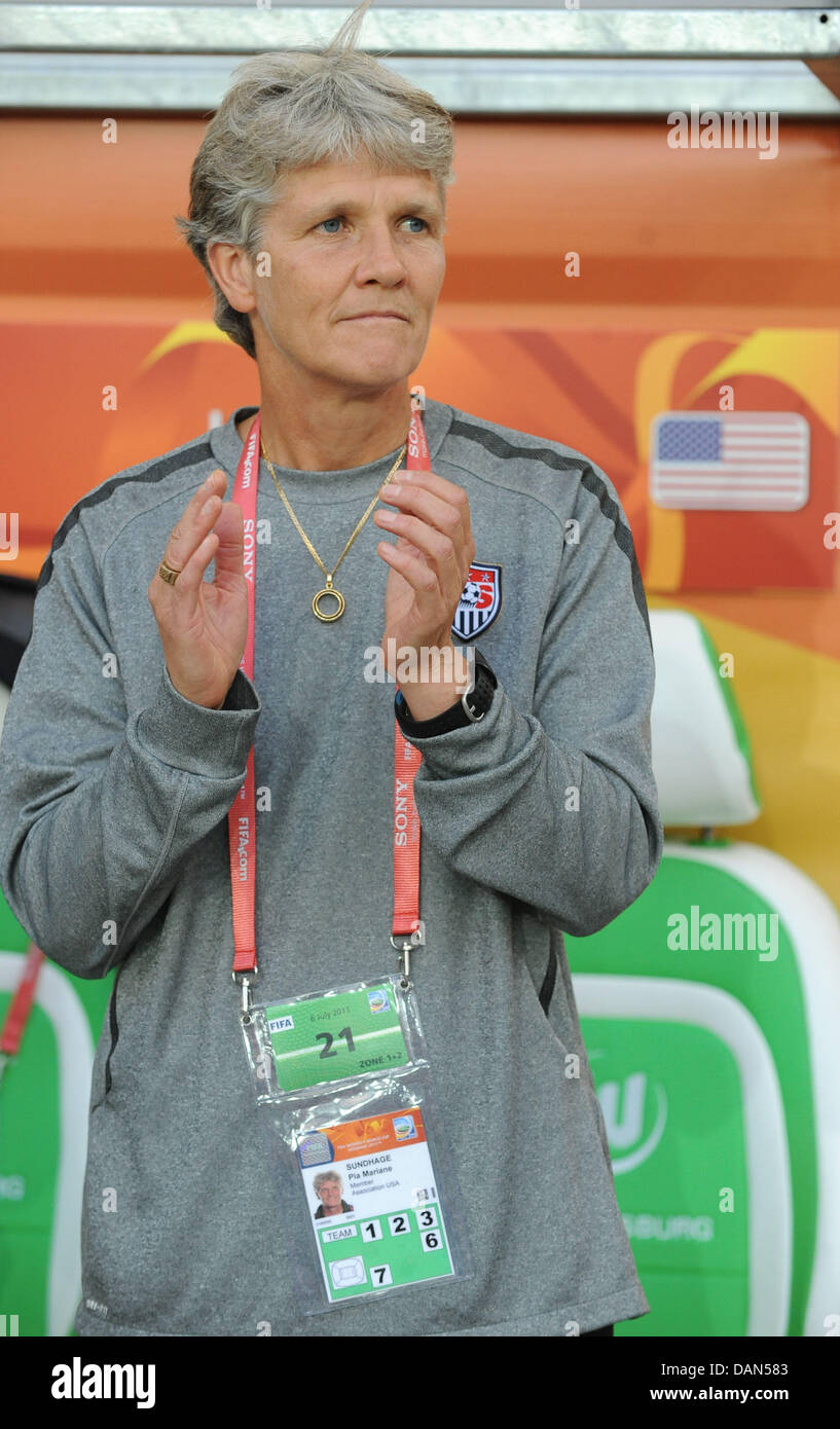 Pia Sundhage pullman di gesti USA durante il gruppo C match Svezia contro gli USA di FIFA Coppa del Mondo Donne torneo di calcio all'Arena Im Allerpark, Wolfsburg, Germania, 06 luglio 2011. Foto: Peter Steffen dpa/L  Foto Stock