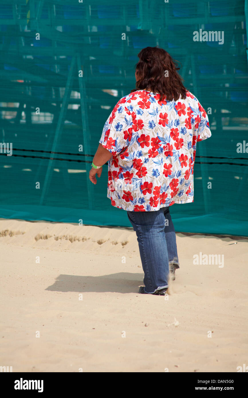 Il sovrappeso donna che indossa luminose colorate sommità fiorite Foto Stock