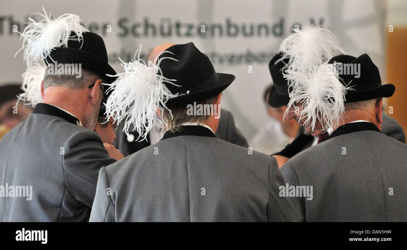 Ai tiratori si incontrano in corrispondenza della gara di tiro nel Gotha, Germania, 08 luglio 2011. Nei fine settimana il tedesco unione di tiro festeggia il suo centocinquantesimo anniversario. Foto: MARTIN SCHUTT Foto Stock