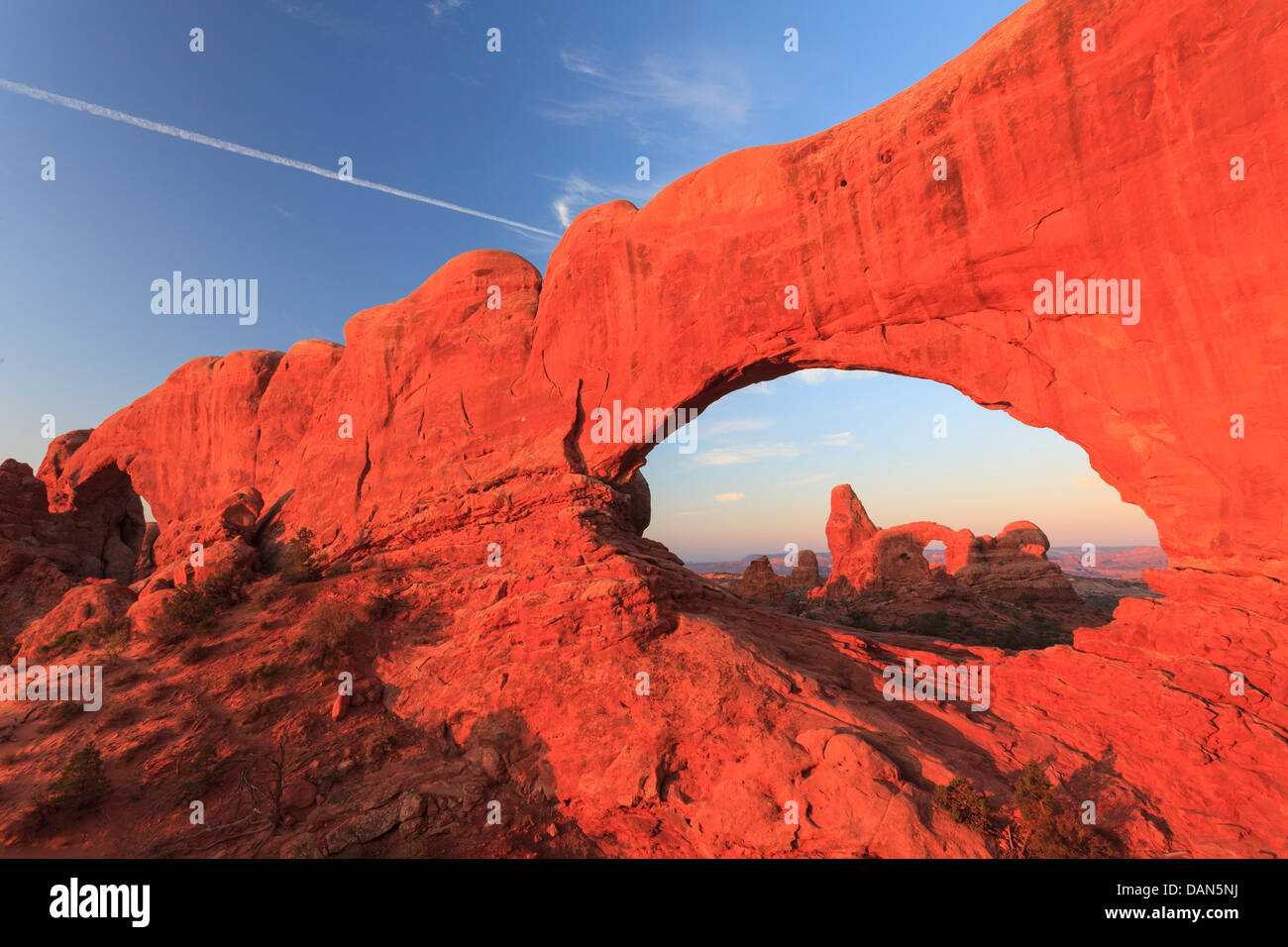 Stati Uniti d'America, Utah, Moab Arches National Park, la torretta Arch dalla finestra del Nord Foto Stock