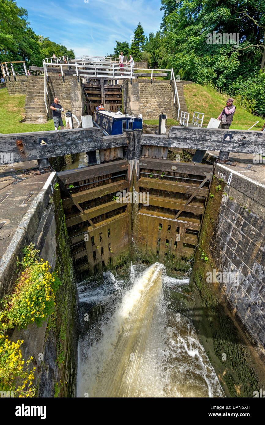 Cinque fasi si blocca noto come Bingley scalinata a Bingley nel North Yorkshire Inghilterra su Leeds Liverpool canal. Foto Stock