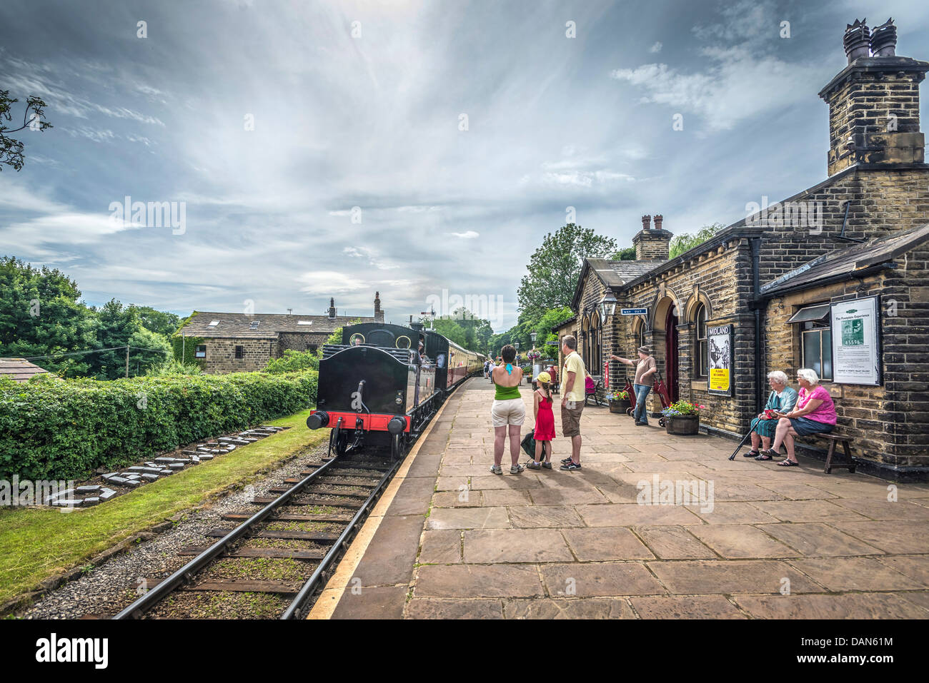 KWVR Oakworth ferroviaria stazione. Keighley Worth Valley Railway North Yorkshire, Inghilterra. Foto Stock
