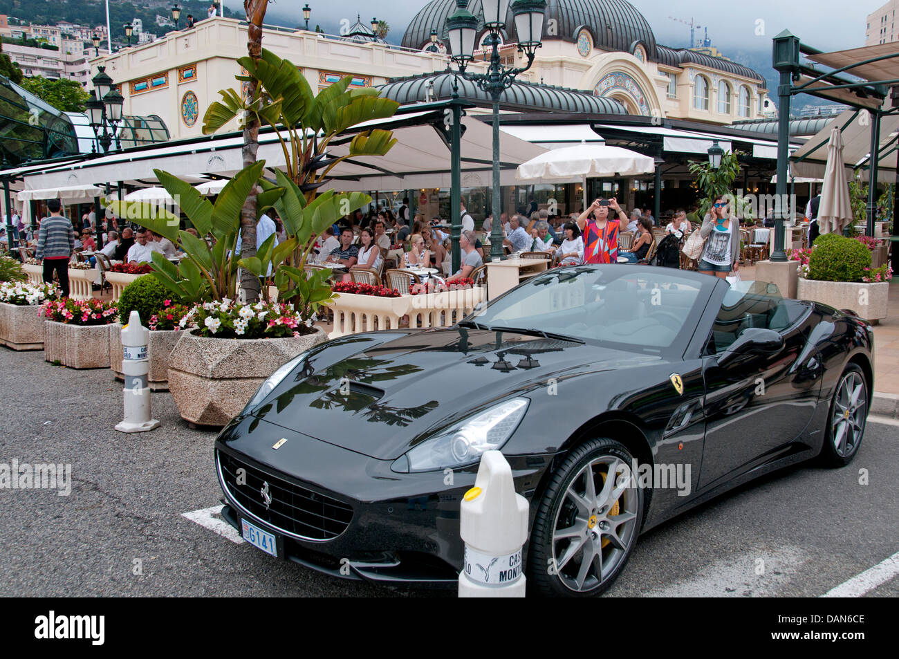 La Ferrari davanti al Cafe de Paris Place du Casino Monte Carlo Principato di Monaco Costa Azzurra Costa Azzurra Foto Stock