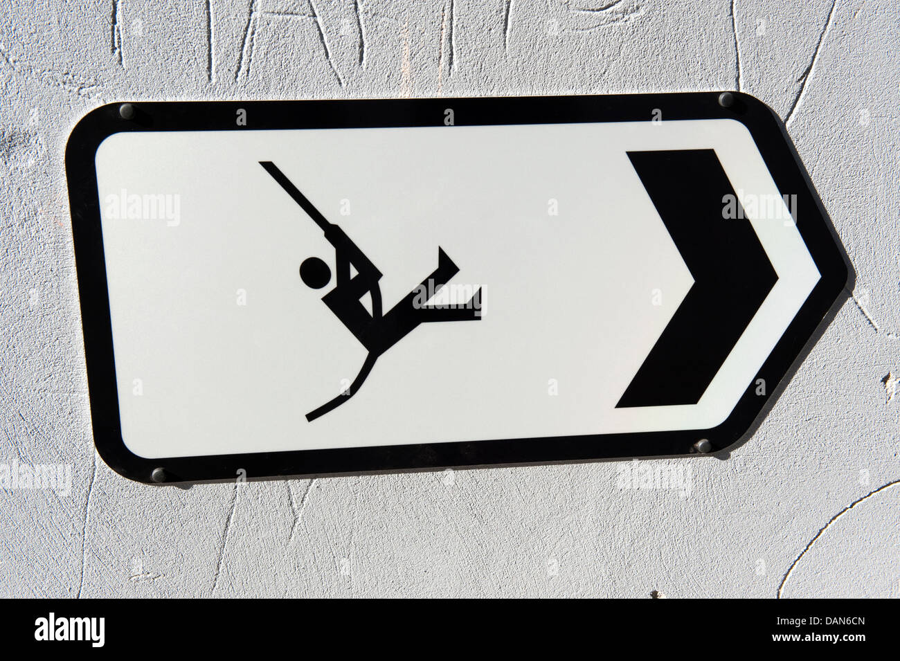 Segno funny man swing corda Tarzan e freccia a destra Foto Stock