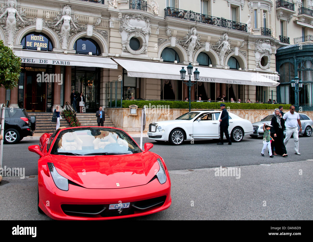 Hotel de Paris - Le Louis XV opposto del Grand Casinò di Monte Carlo Principato di Monaco le automobili di lusso Bentlee Mercedes Ferrari Foto Stock