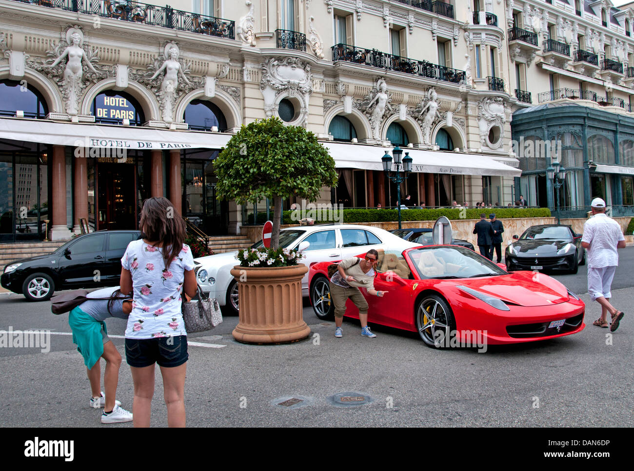 Hotel de Paris - Le Louis XV opposto del Grand Casinò di Monte Carlo Principato di Monaco le automobili di lusso Bentlee Mercedes Ferrari Foto Stock