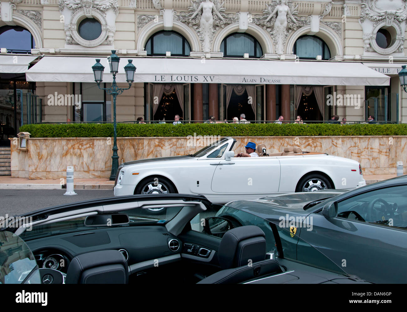 Hotel de Paris - Le Louis XV opposto del Grand Casinò di Monte Carlo Principato di Monaco le automobili di lusso Bentlee Mercedes Ferrari Foto Stock