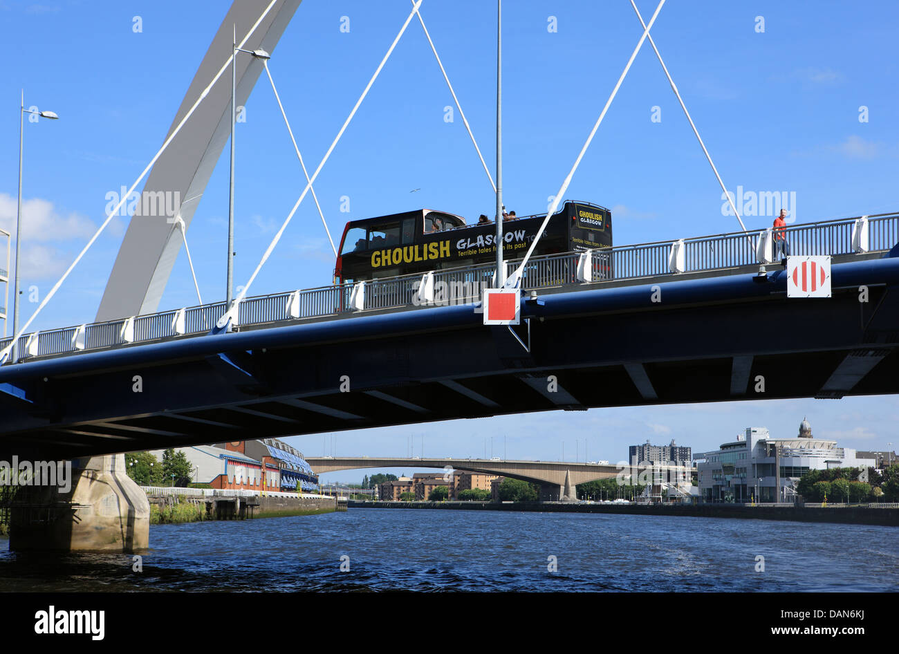 Turismo "Goulosh Gasgow' open top bus attraversando il Clyde Arc o come comunemente noto come il Ponte Squinty Foto Stock