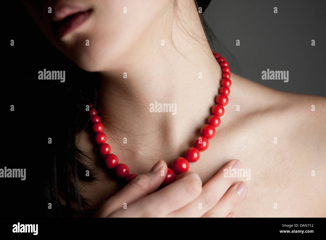 Donna Giapponese con red collana, close up Foto Stock