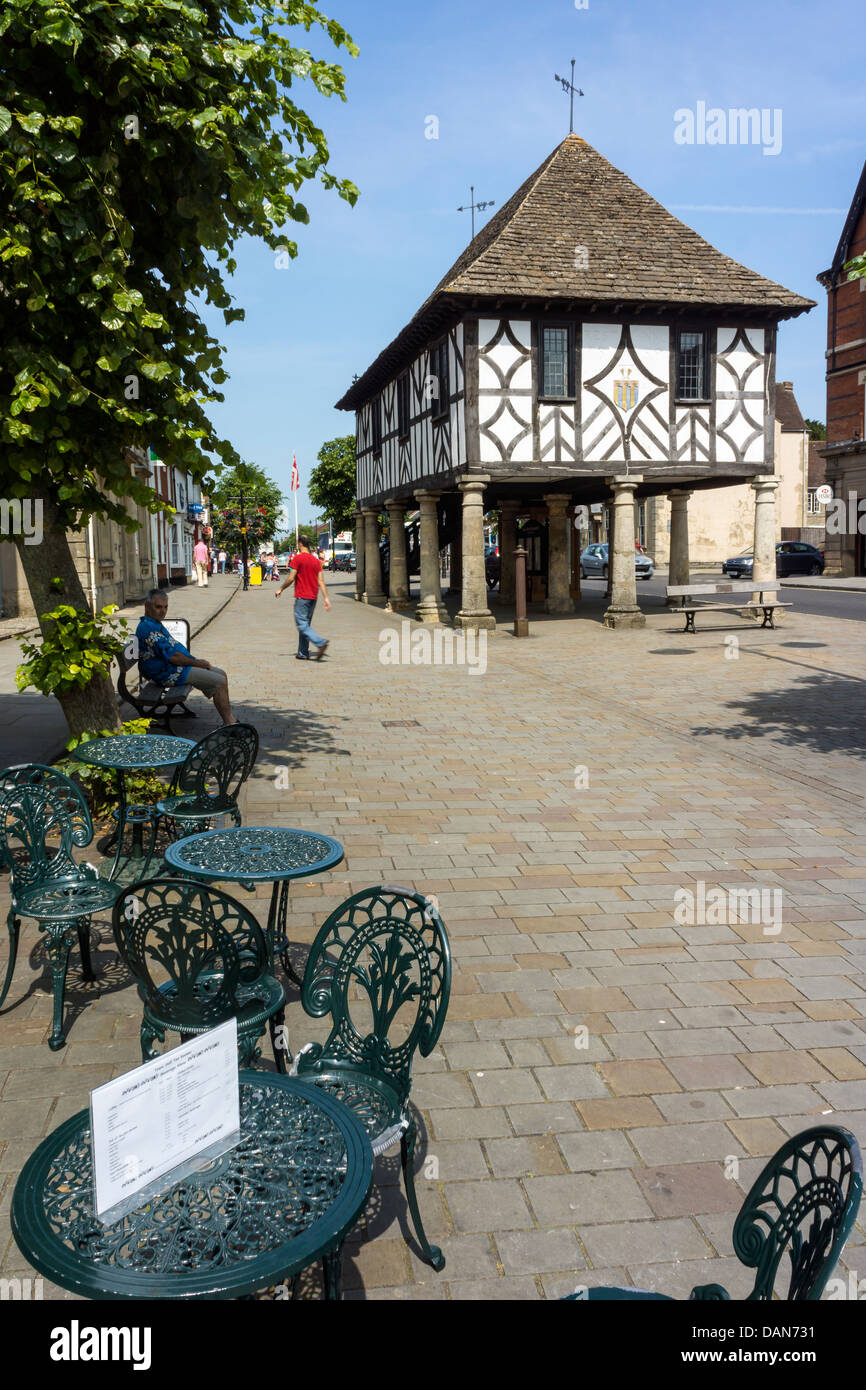 La high street a Royal Wootton Bassett nel Wiltshire in un caldo pomeriggio di luglio. Foto Stock