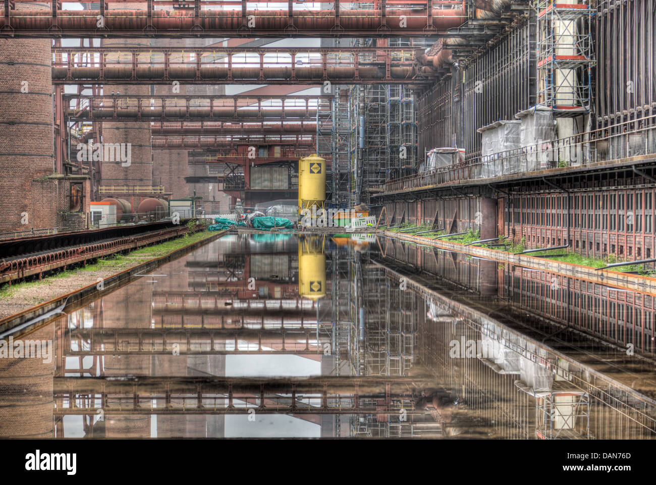 La riflessione industriale piscina nel deserto Zollverein cokeria di Essen, in Germania. Foto Stock