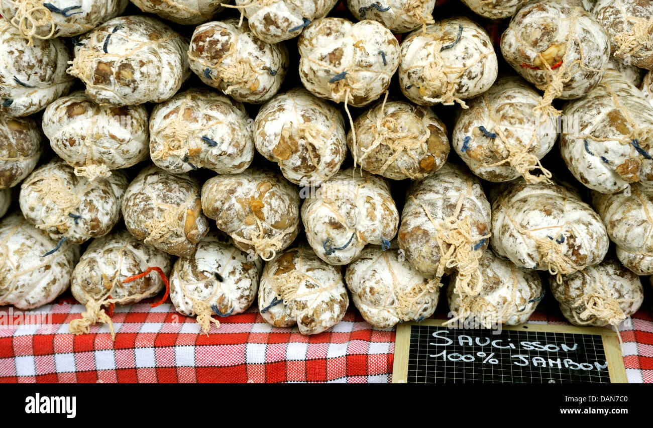 Salsiccia IN VENDITA IN UN MERCATO FRANCESE Foto Stock