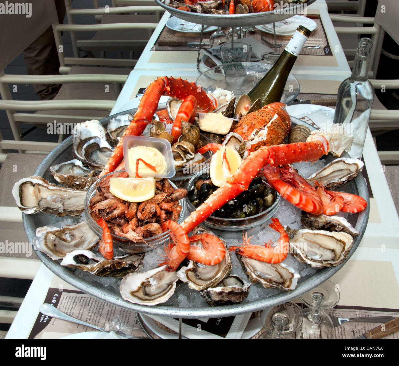 Frutti de mer francese ostriche frutti di mare Gamberetti Astici granchi pervinca gamberi Langoustine capesante cozze vongole Foto Stock