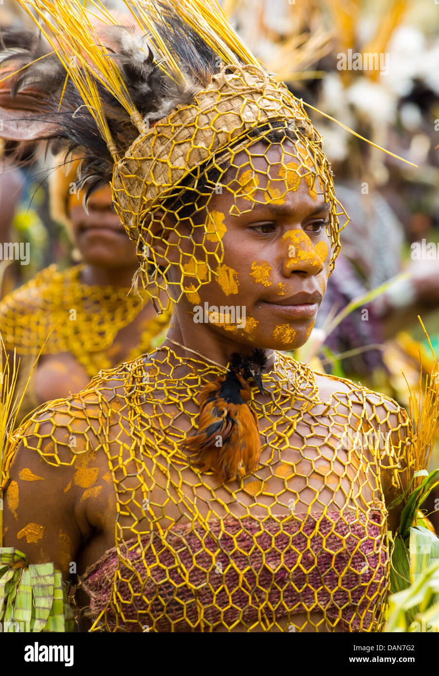 Donna vestita di un tradizionale abito tribale a Goroka Show, Papua Nuova Guinea Foto Stock
