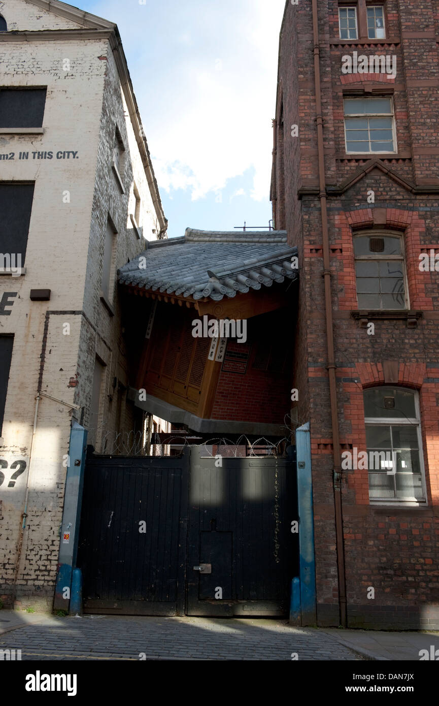Casa Cinese incastrato tra alti edifici di arte pubblica Foto Stock