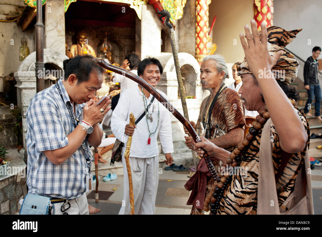 Pesantemente tatuato eremiti animista dire delle preghiere di guarigione e raccontare vicende a Doi Suthp tempio buddista in Chiang Mai, Thailandia. Foto Stock