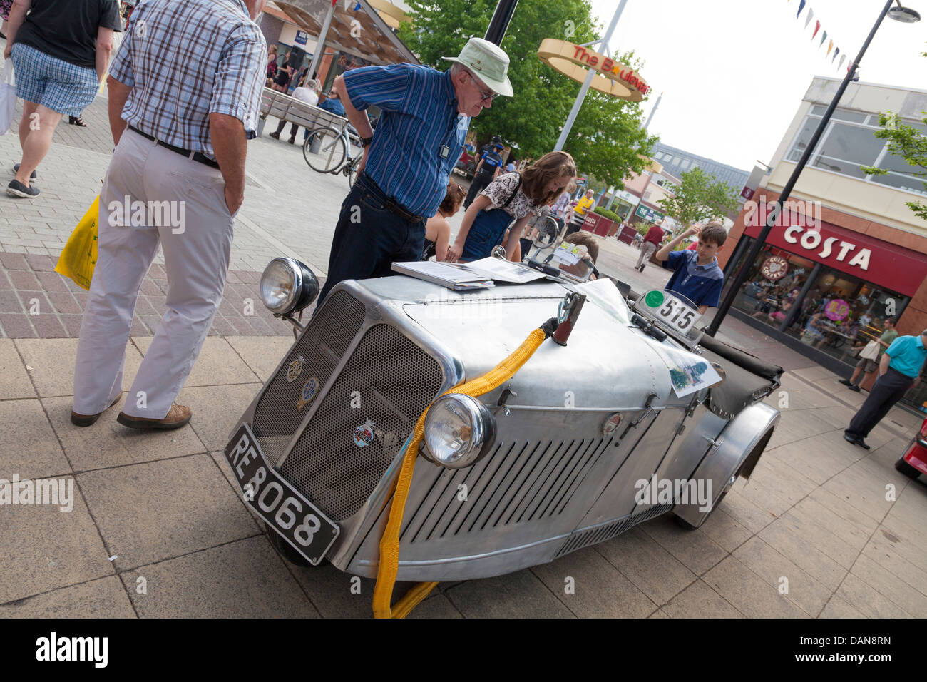 Vecchio 3 wheeler classico auto sul display in mostra Foto Stock