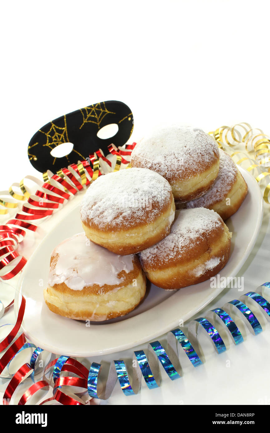 Una piastra di ciambelle e decorazione di carnevale Foto Stock