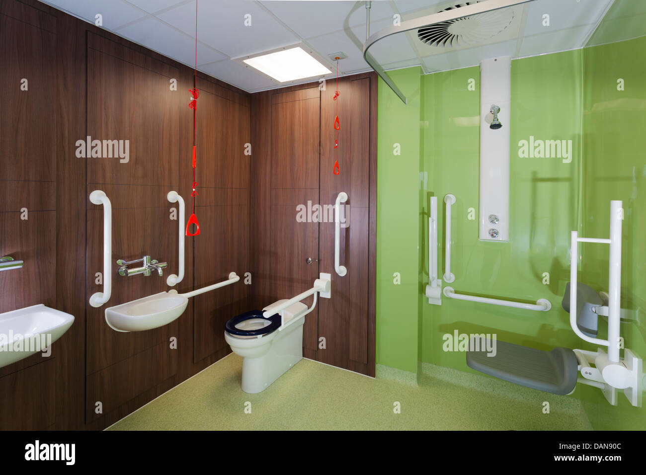 Bagno in ospedale con assistenza disabili bar. Foto Stock