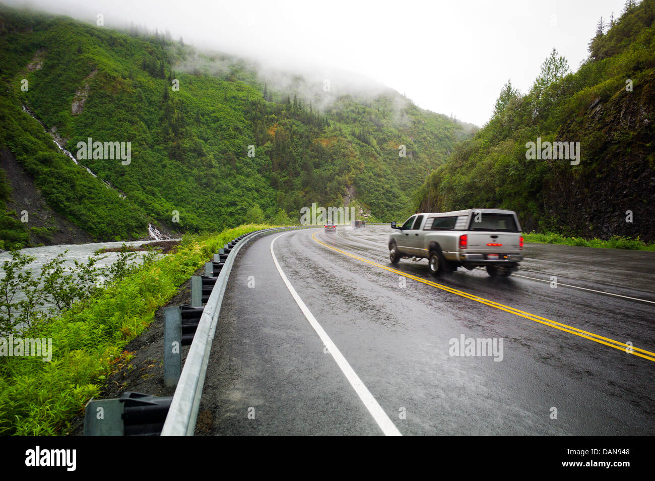 Automobili e camion su umido e piovoso Highway 4, Richardson autostrada, vicino a velo nuziale e di coda di cavallo cade, vicino a Valdez, Alaska, STATI UNITI D'AMERICA Foto Stock