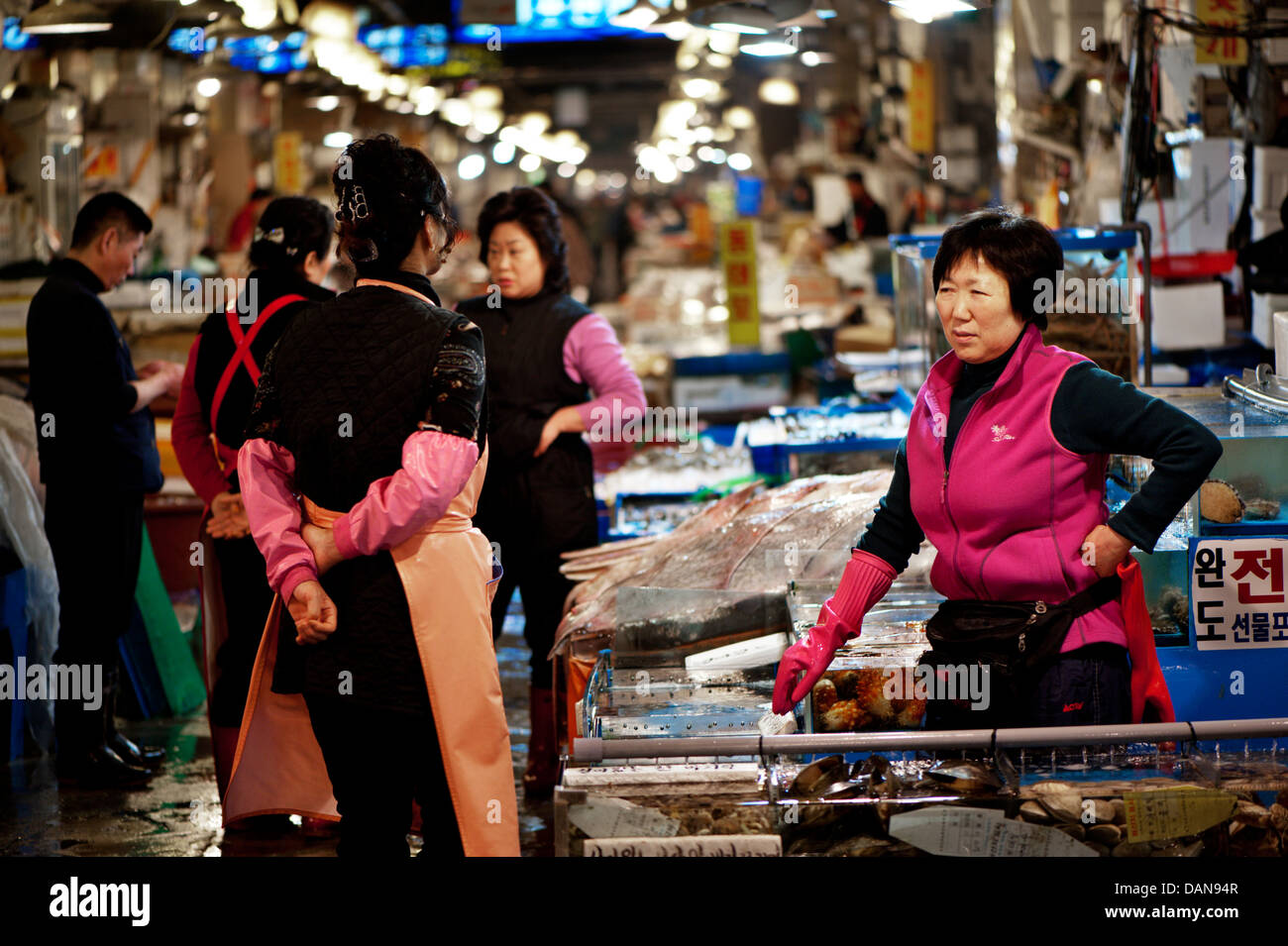 I fornitori a lavorare al Noryangjin Mercato del Pesce a Seul, Repubblica Popolare Democratica di Corea, Asia. Foto Stock