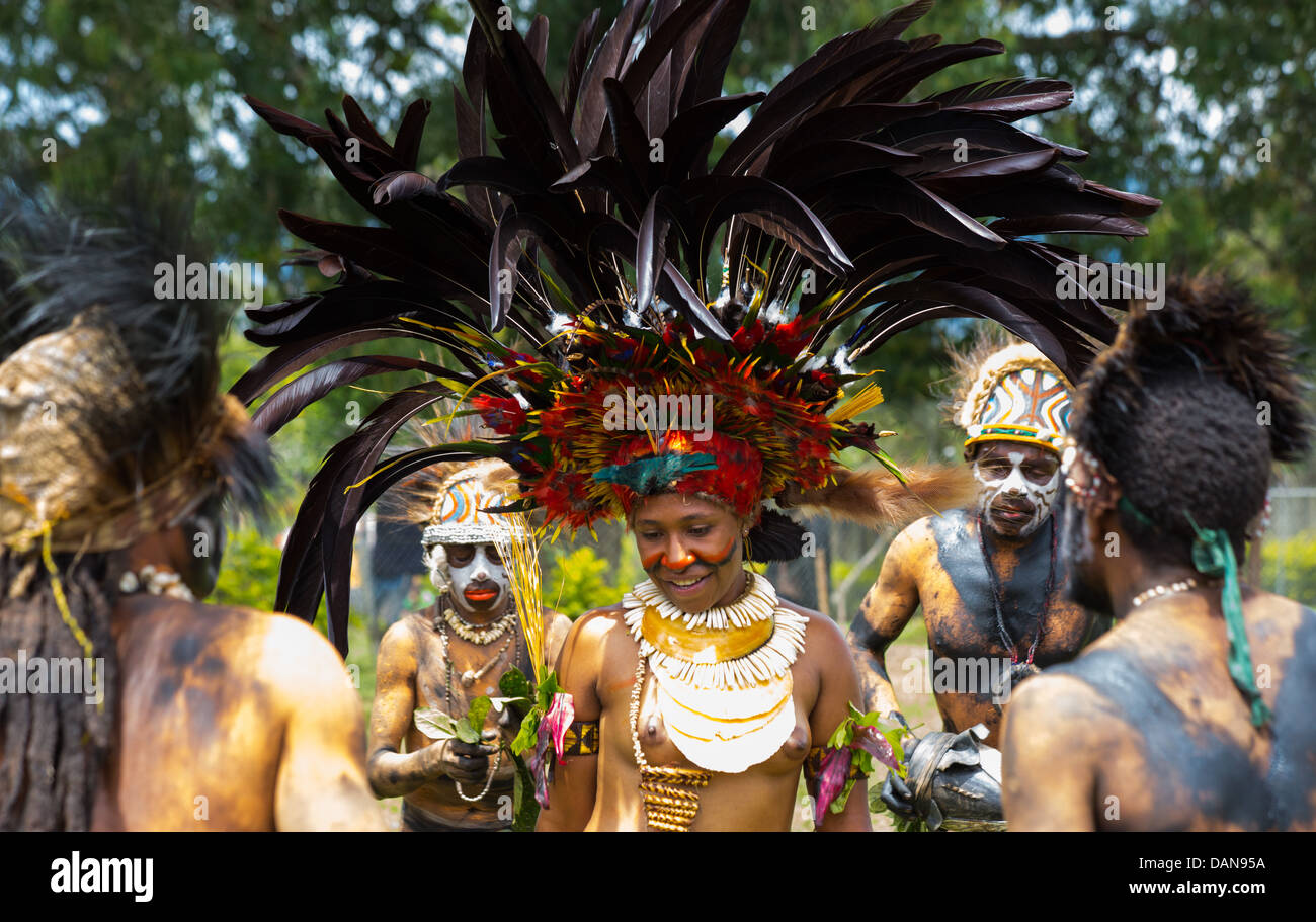 Giovane donna che indossa un grande tradizionale copricapo di piume a Goroka show in Papua Nuova Guinea Foto Stock