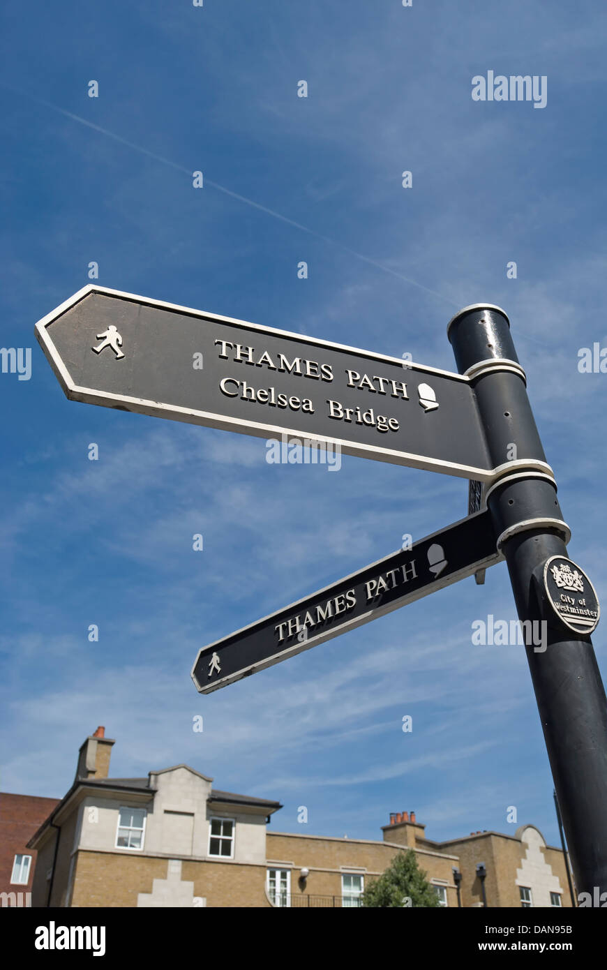 Segno per il fiume Tamigi percorso con indicazioni per il Chelsea Bridge, Westminster, Londra, Inghilterra Foto Stock