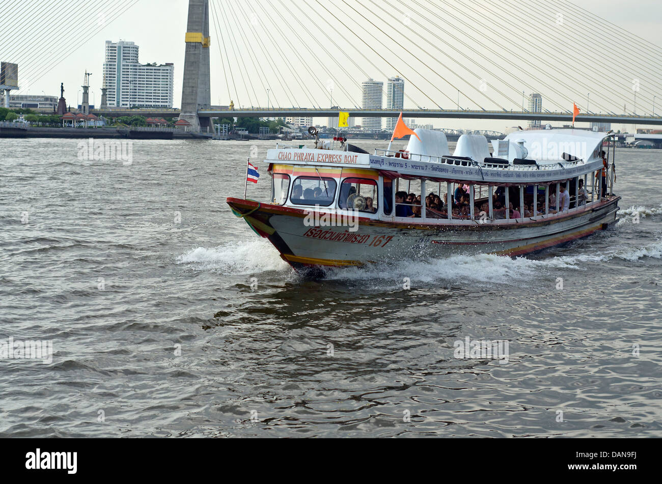 Barca sul Fiume Chao Phraya, Bangkok Foto Stock