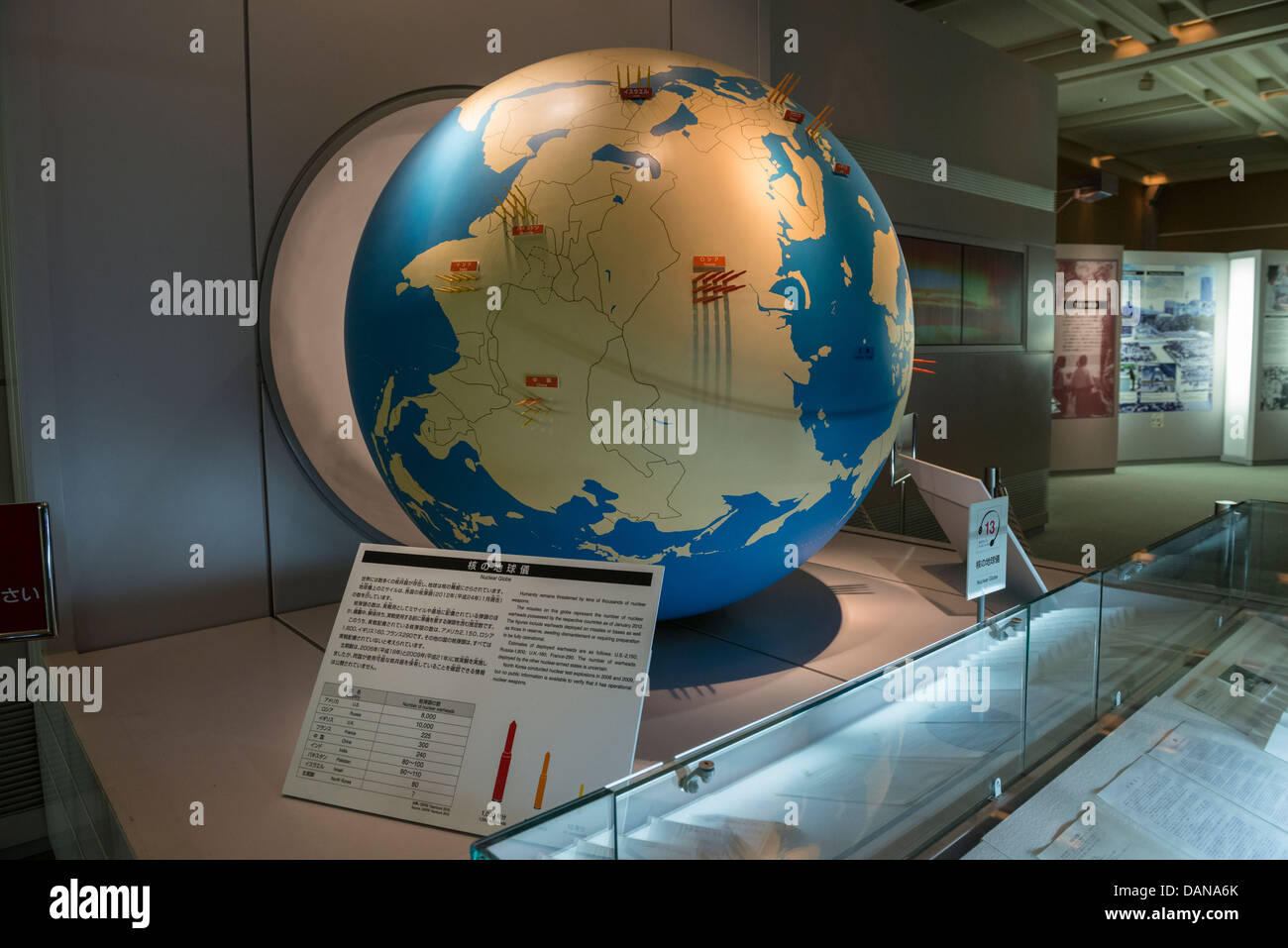 Un mondo modello globo raffigurante la demografia della proliferazione nucleare, Hiroshima Peace Memorial Museum, Giappone Foto Stock