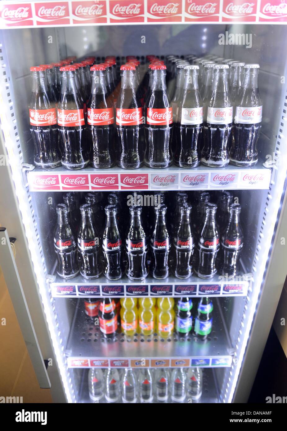 Bottiglie di coca cola stand in uno scambiatore di calore nella sede centrale della società su Stralauer Allee a Berlino-friedrichshain, Germania, 25 giugno 2013. 500 dipendenti lavorano in uffici moderni edifici. Foto: Jens KALAENE Foto Stock