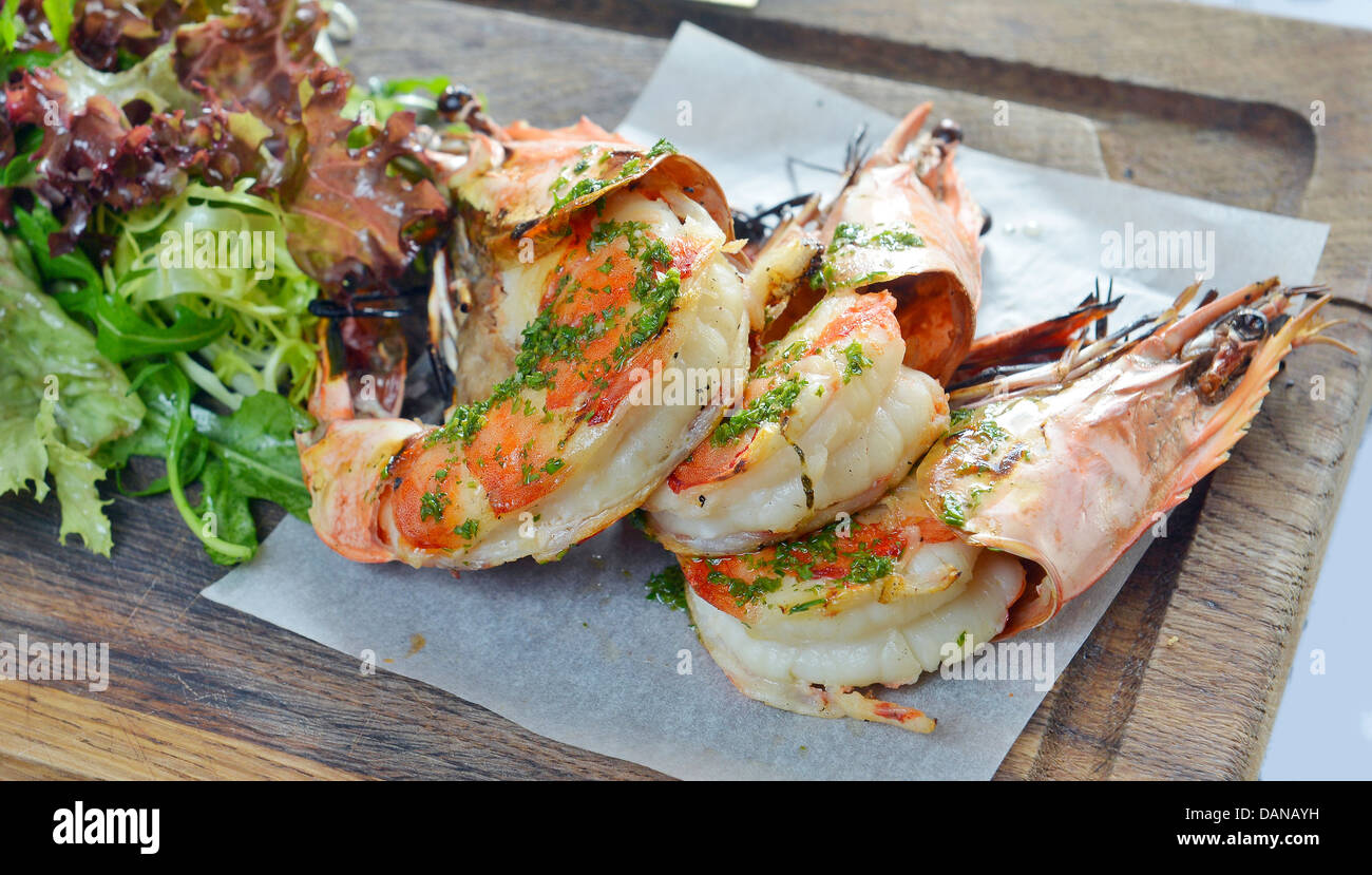 Gambero rosa alla brace con insalata sulla scheda Foto Stock