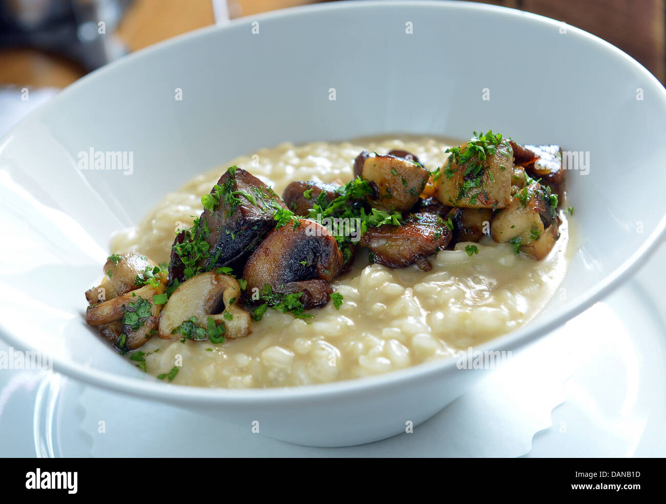 Risotto con funghi e carne Foto Stock