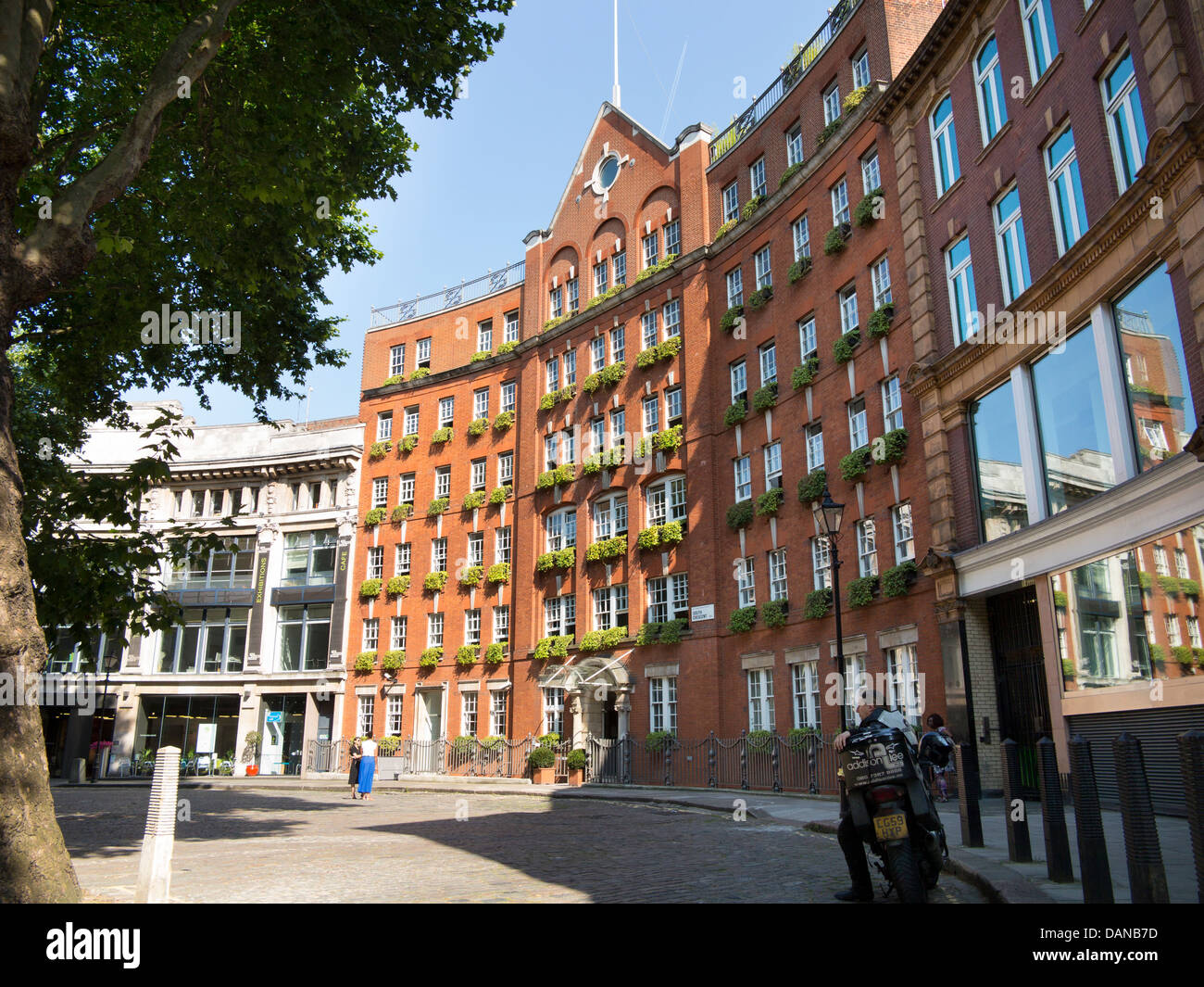 In mattoni rossi di architettura 25 Store Street su South Crescent, Bloomsbury, Londra Foto Stock