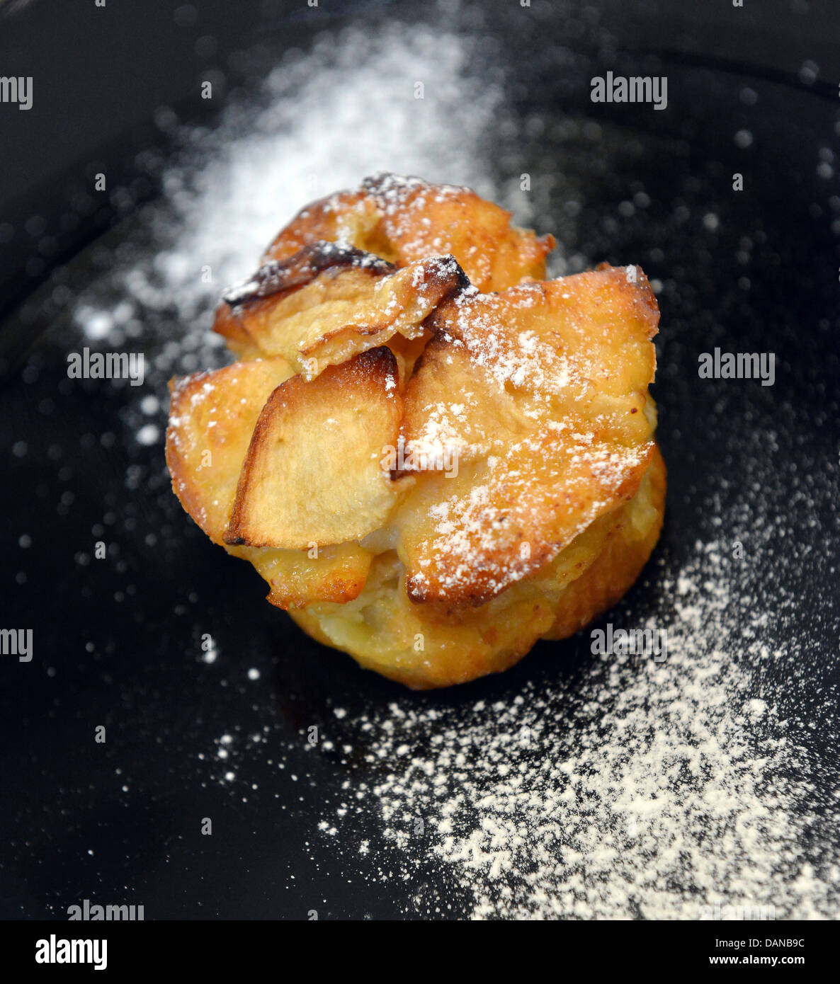 Torta con apple spolverato di zucchero a velo Foto Stock