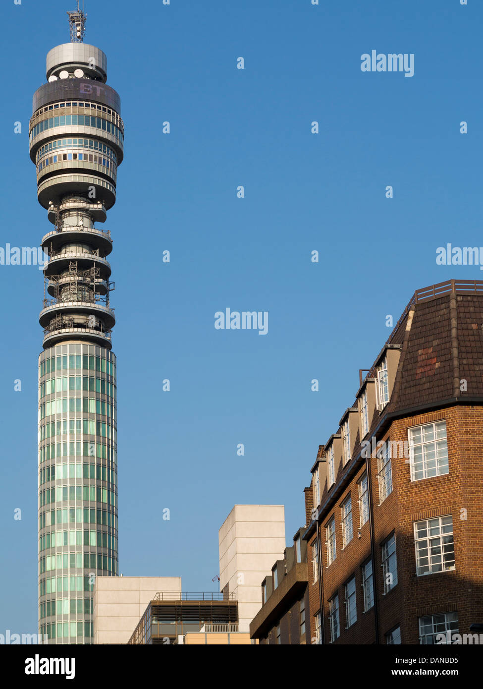La BT Tower, precedentemente il Post Office Tower, a Londra, Inghilterra Foto Stock