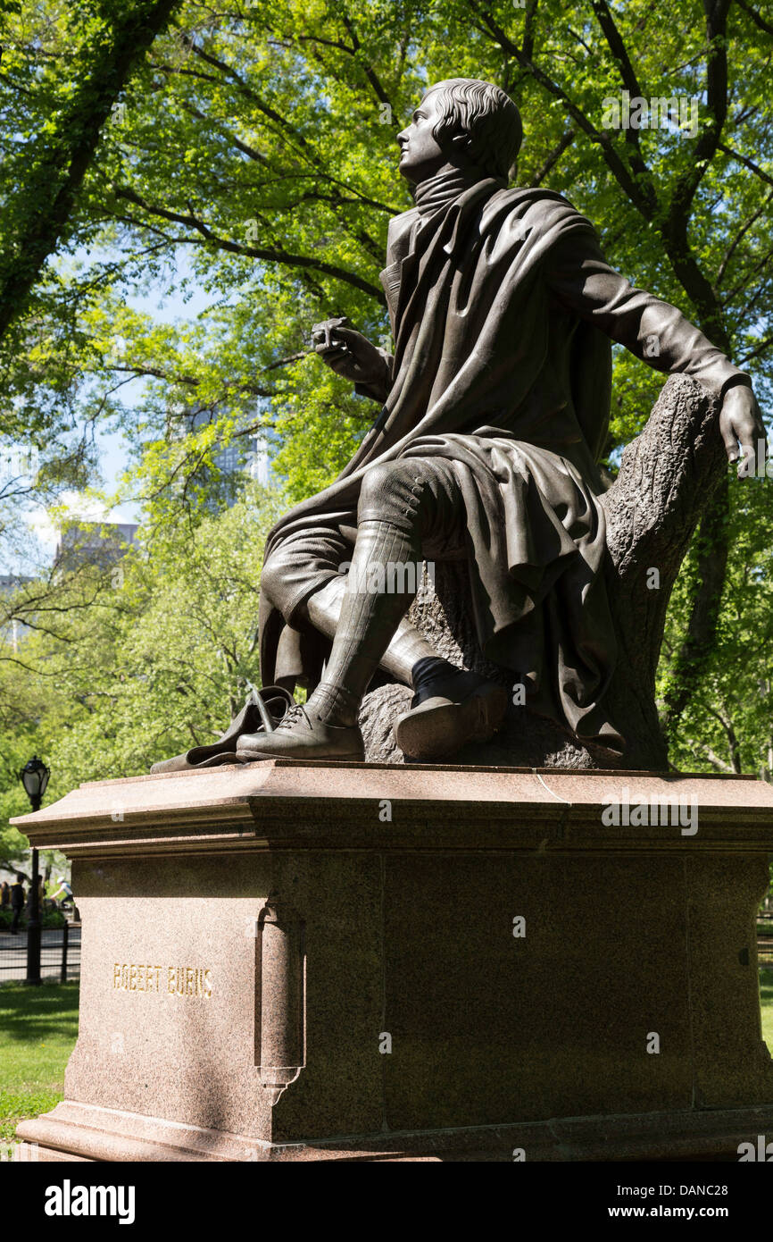 Robert Burns Sculpture si trova all'estremità sud della passeggiata letteraria in Central Park, New York City, Stati Uniti Foto Stock